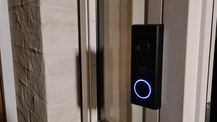 eufy doorbell 2k er nem at sætte op, har et rimelig skarpt billede, men filmer det forkerte og har en alt for stor forsinkelse i lyd og billede